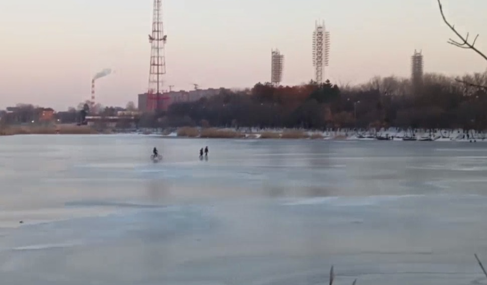 В Краснодаре «запасных» детей заметили на льду озера Карасун