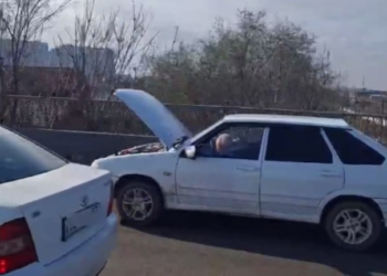 В Краснодаре на Северном мосту Фантомас ехал на автомобиле с открытым капотом