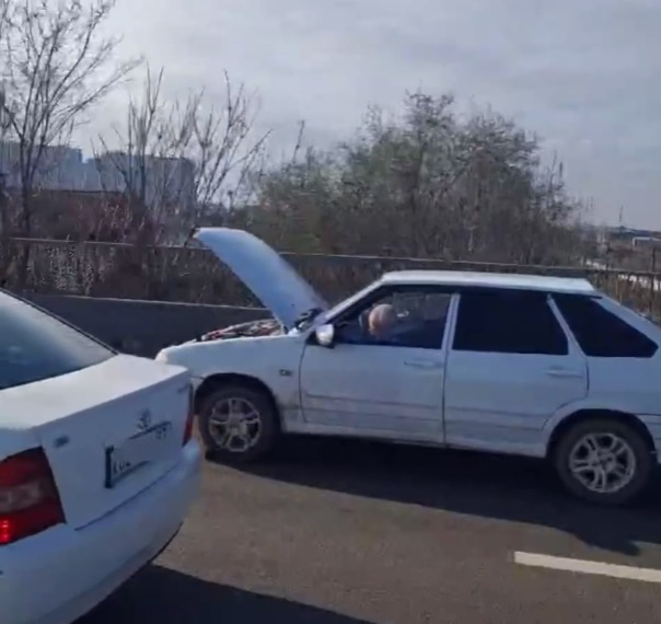 В Краснодаре на Северном мосту Фантомас ехал на автомобиле с открытым капотом