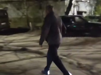 В Краснодаре мужчина с аппаратом в горле ломился в чужую машину