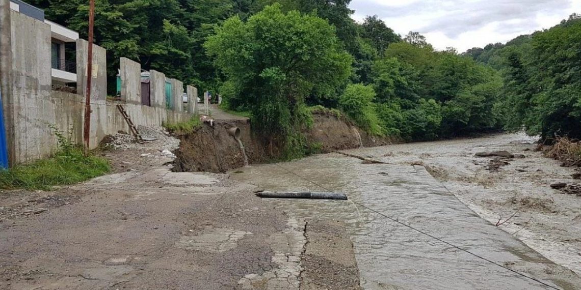 В Хостинском районе Сочи завершают ремонт разрушенной ливнем дороги