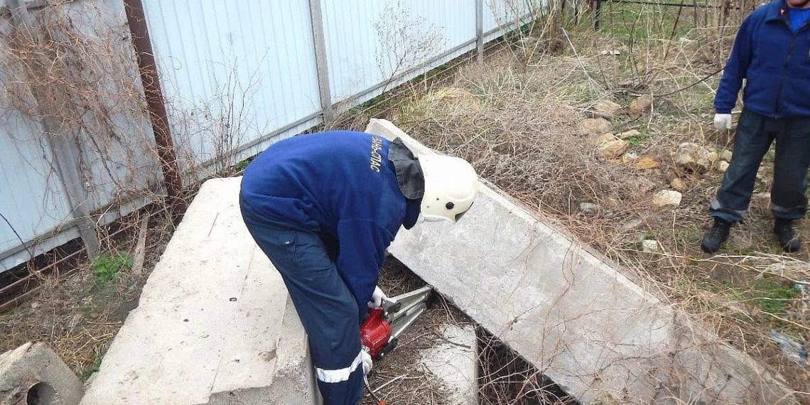 Спасатели извлекли собаку из-под бетонных плит в Краснодарском крае