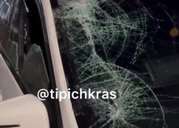 В Краснодаре мужчина кидал плитку на дорогу и попал в авто