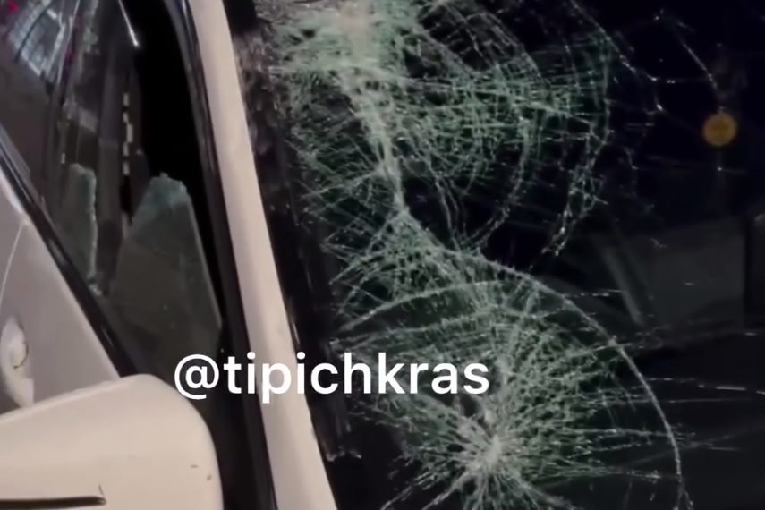 В Краснодаре мужчина кидал плитку на дорогу и попал в авто