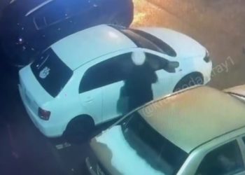 В Краснодаре женщина повредила три авто