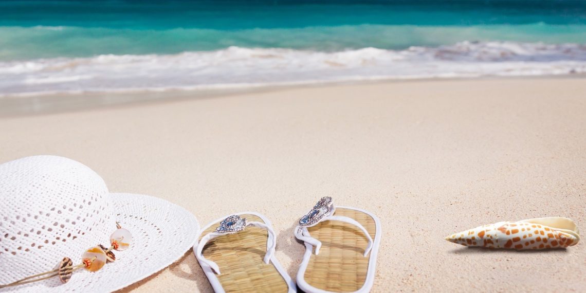 Весна в Сочи: туристы открыли пляжный сезон, а в горах еще снег