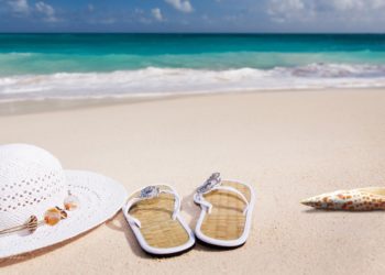 Весна в Сочи: туристы открыли пляжный сезон, а в горах еще снег