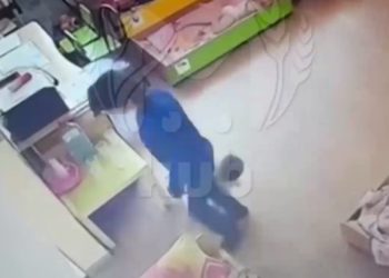 В детском саду в Краснодаре воспитательница била малышей об пол