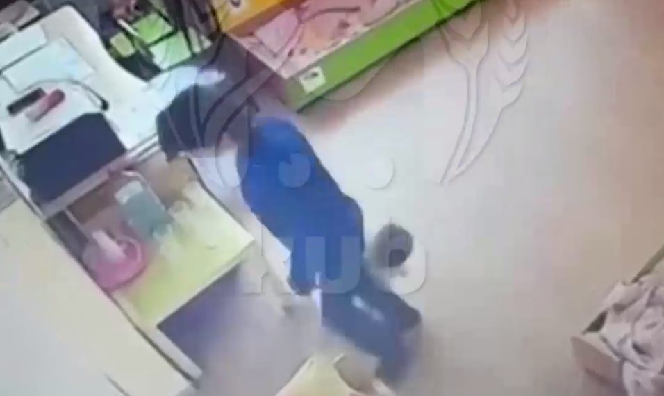 В детском саду в Краснодаре воспитательница била малышей об пол