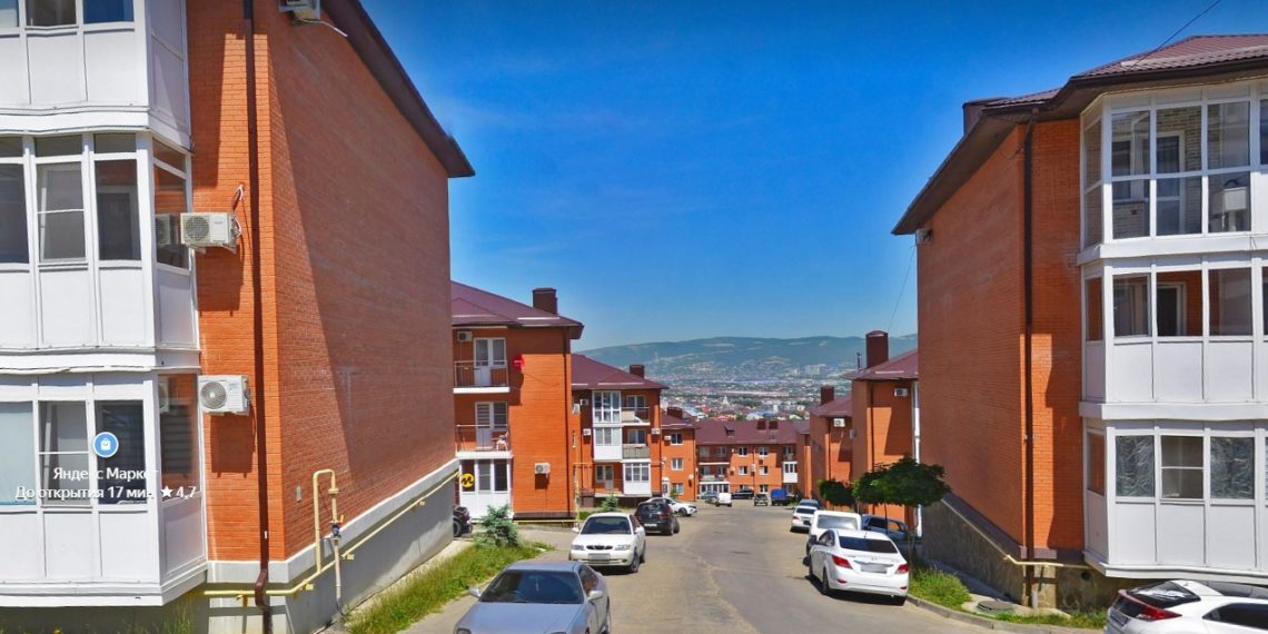 В Новороссийске неизвестные выкидывали вещи со второго этажа