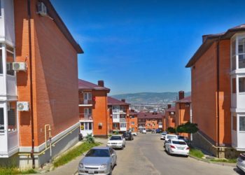 В Новороссийске неизвестные выкидывали вещи со второго этажа