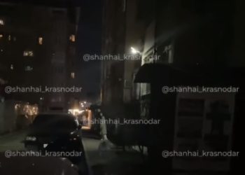 В Краснодаре мужчина разбил окно и выбрасывал посуду на дорогу