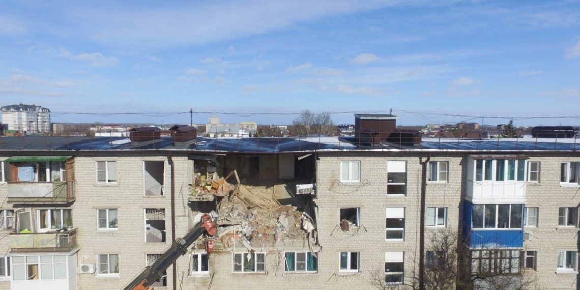 Жильцы обрушившегося дома в Белореченске получат материальную помощь и ремонт