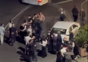 В Сочи сняли на видео массовую драку на дороге возле ресторана