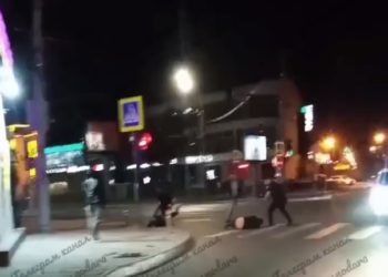 В Краснодаре компания мужчина подралась на дороге возле бара