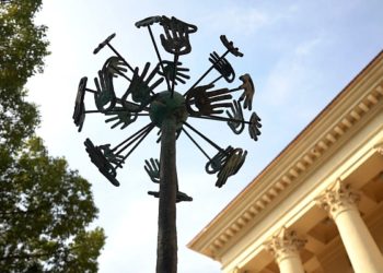 В Сочи открыли новый арт-объект скульптуру «Одуванчик»