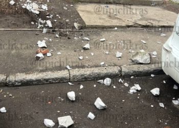 В Краснодаре выброшенный из окна многоэтажки газоблок повредил автомобиль