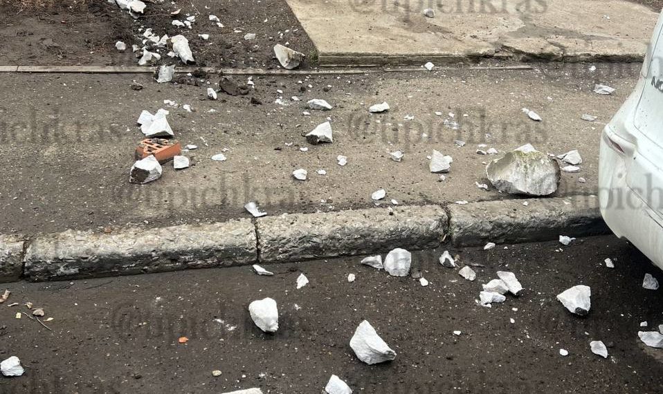 В Краснодаре выброшенный из окна многоэтажки газоблок повредил автомобиль