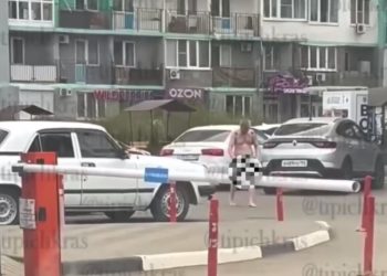 По дворам под Краснодаром разгуливал голый мужчина
