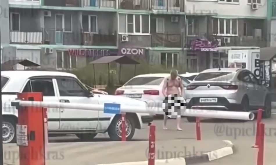 По дворам под Краснодаром разгуливал голый мужчина