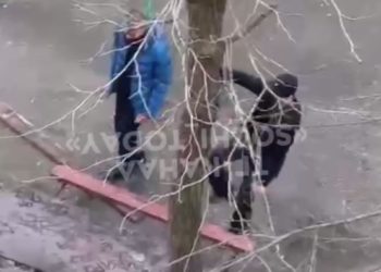 В Сочи двое пьяных мужчин сломали лавочку на детской площадке