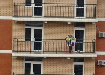 В Краснодаре мужчина посадил двух детей на ограждение балкона на 16 этаже