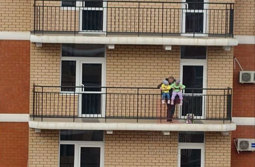 В Краснодаре мужчина посадил двух детей на ограждение балкона на 16 этаже