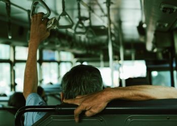 Водитель краснодарского автобуса помог пенсионерке, потерявшей сознание