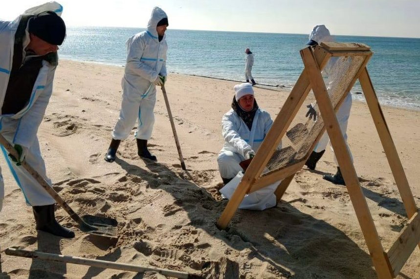 На Кубани более 144 тонн загрязненного мазутом песка вывезли на утилизацию