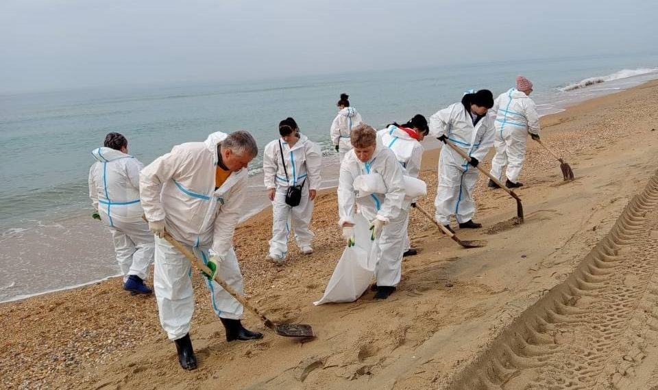 На трех участках побережья Анапы обнаружили небольшие выбросы мазута 27 марта