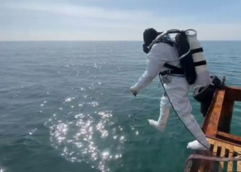 На Кубани водолазы собрали около 2 тысяч мешков с мазутом