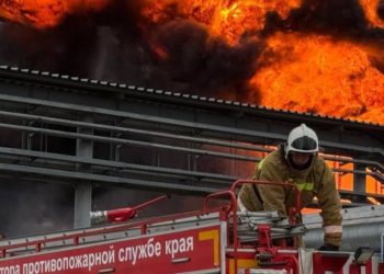 Кубанский Оперштаб: четыре пожарных поезда тушат нефтебазу в станице Кавказской