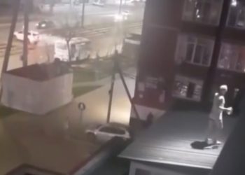 В Краснодаре неадекватный мужчина исполнял ритуальные танцы на крыше