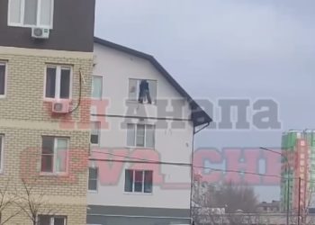 В Анапе мужчина стоял в открытом окне на четвертом этаже медицинского центра