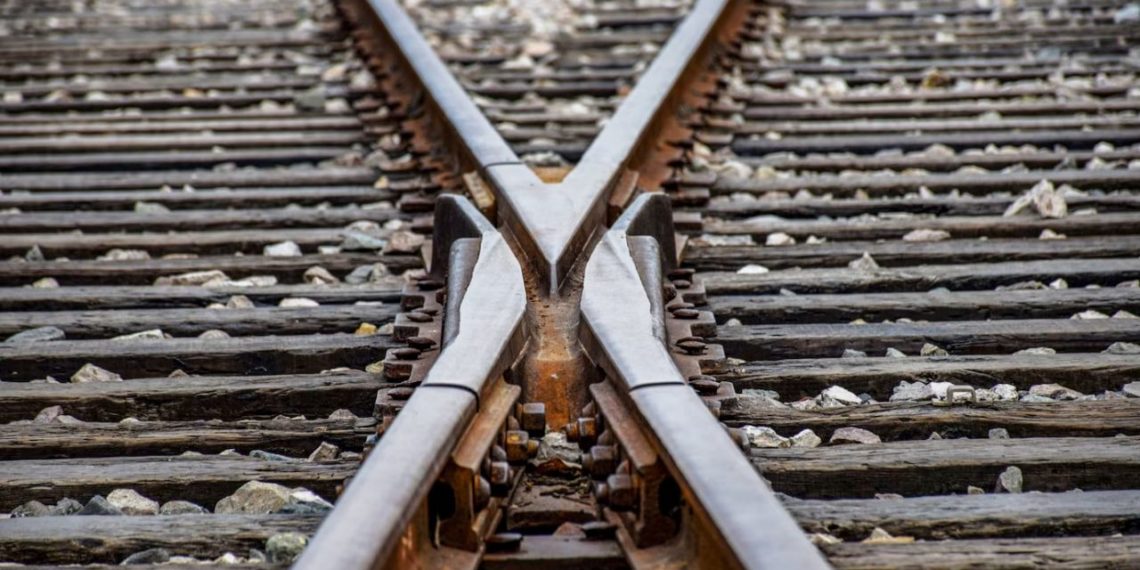 В Краснодаре трое подростков подожгли релейные шкафы на железной дороге