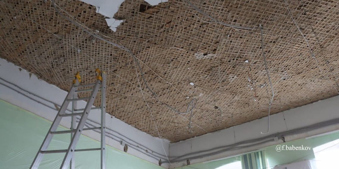 В Темрюке восстанавливают потолок в школе: работы идут полным ходом