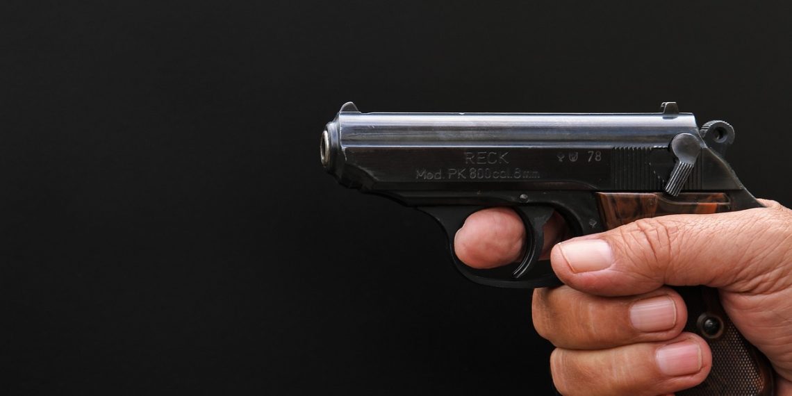 Покупатели авто под дулом пистолета угнали машину у продавца под Краснодаром