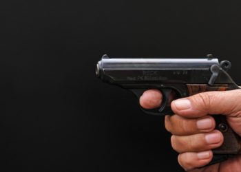 Покупатели авто под дулом пистолета угнали машину у продавца под Краснодаром