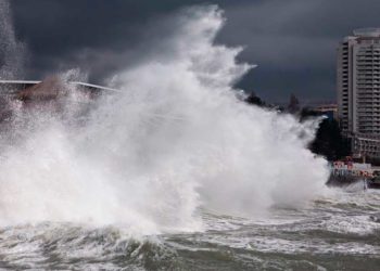 В Сочи продлили штормовое предупреждение до 19 марта