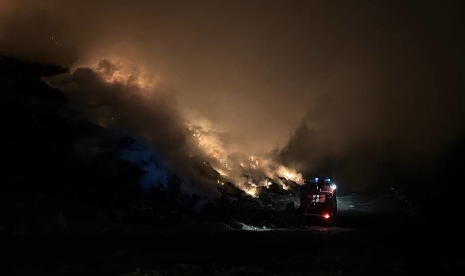 В Новороссийске площадь возгорания на мусорном полигоне составляет 700 кв. м