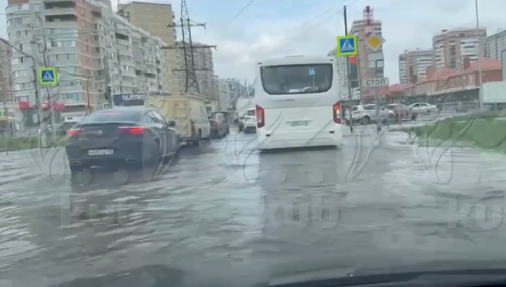 Дорогу на улице Батуринской в Краснодаре залило фекалиями