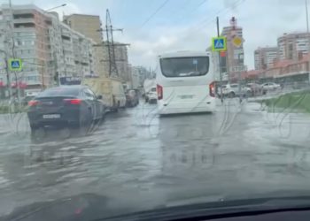 Дорогу на улице Батуринской в Краснодаре залило фекалиями