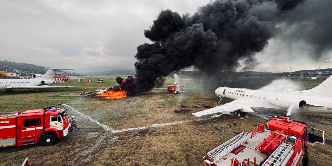 В аэропорту Сочи потушили совершивший аварийную посадку Boeing с 500 пассажирами