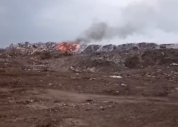 В Усть-Лабинском районе Кубани неизвестные подожгли свалку на мусорном полигоне