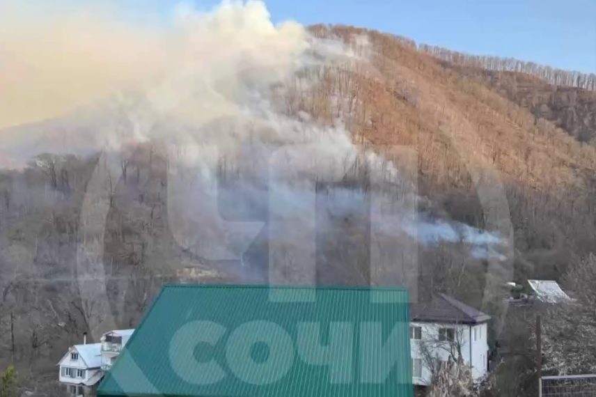 Более 70 человек тушат пожар в Сочинском национальном парке