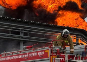 Пожар на нефтебазе в Краснодарском крае тушат 406 человек