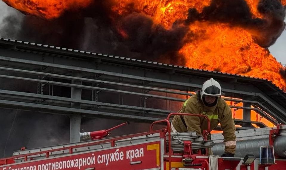 Пожар на нефтебазе в Краснодарском крае тушат 406 человек