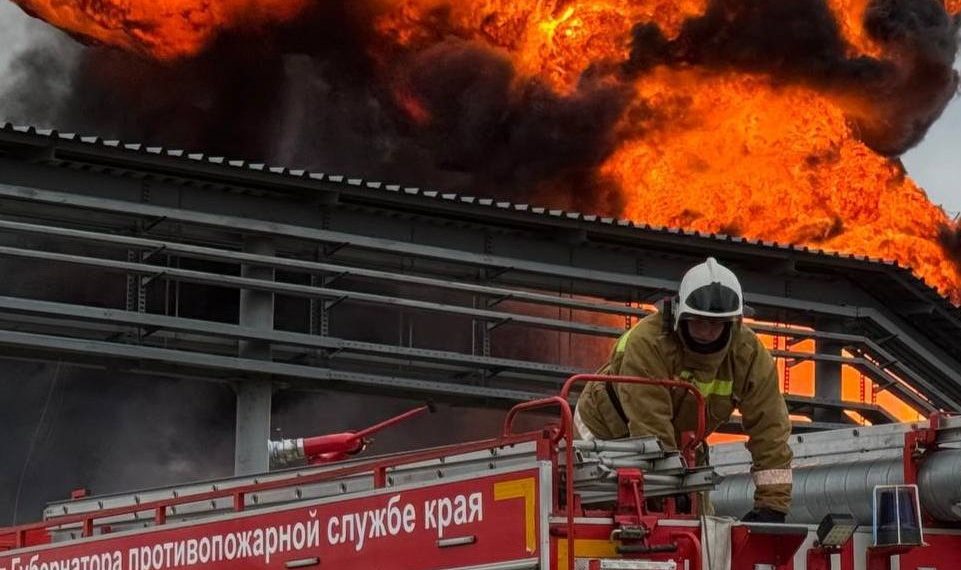 В результате взрыва на нефтебазе в Краснодарском крае пострадали двое пожарных