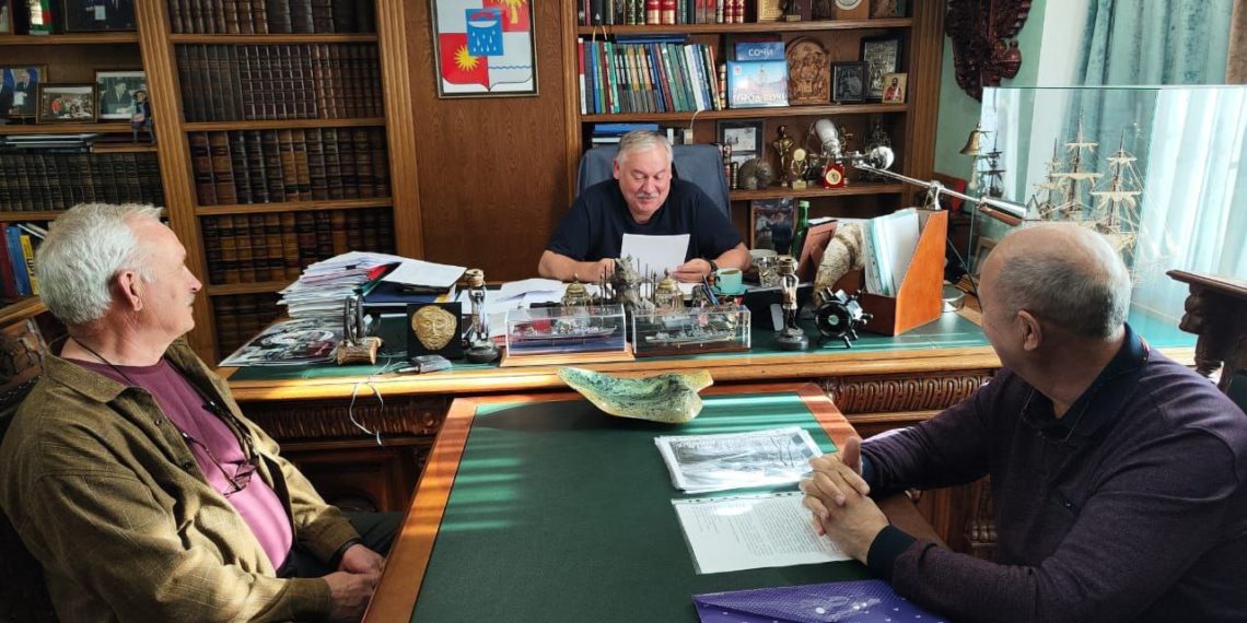 Константин Затулин обсудил с сочинцами проблемы с дорогами, землей и парковками