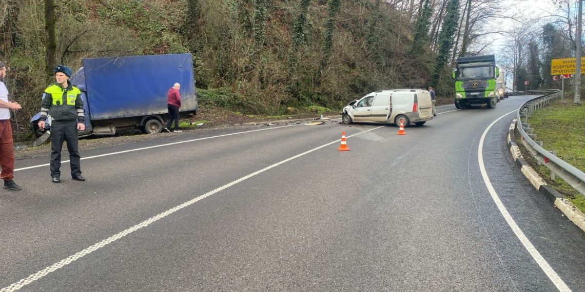 Столкновение фургона с мясом и грузовика парализовало движение в Сочи